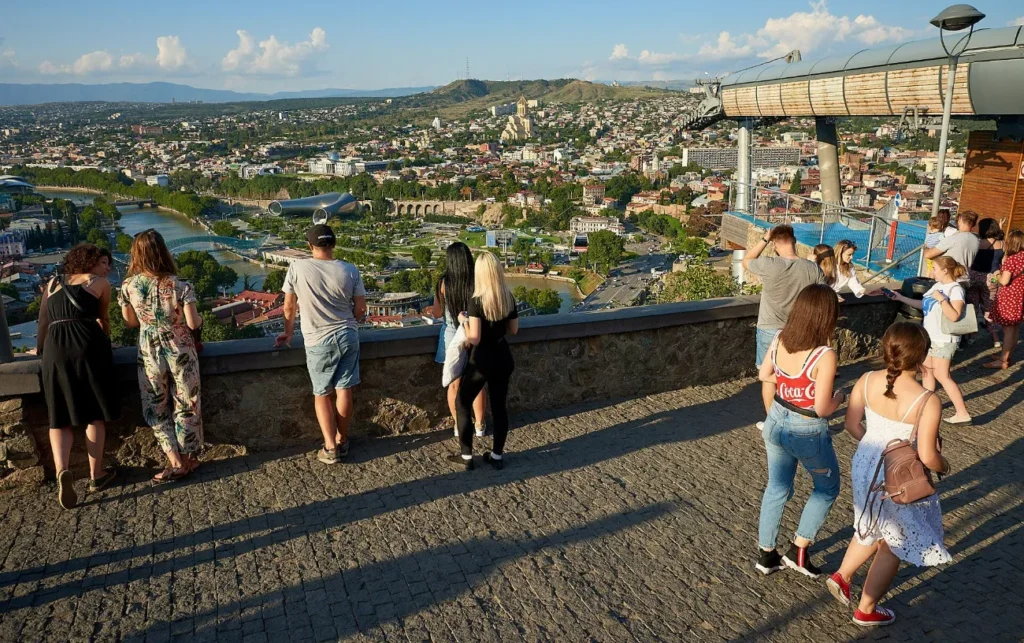 Ailenin Gürcistan'a taşınması: okullar, tıp, altyapı
